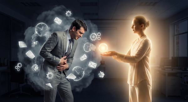 Мужчина в деловом костюме испытывает боль в животе от стресса, его окружают символы рабочего напряжения, а фигура психолога предлагает свет спокойствия.