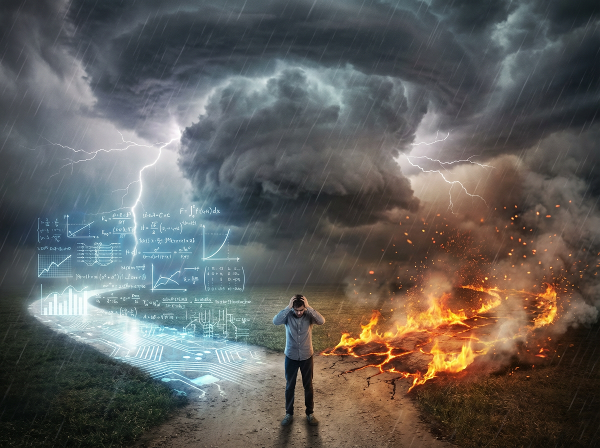 Человек на перепутье под грозовыми тучами, символизирующий выбор между аналитическим и импульсивным решением в условиях стресса.