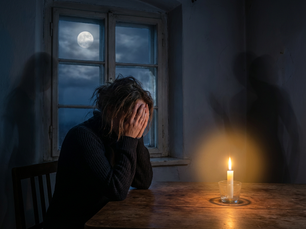 Женщина средних лет в полумраке ночной комнаты, окруженная тревожными тенями, с проблеском света, символизирующим надежду и исцеление.