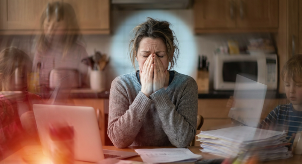 Женщина средних лет, окружённая символами стресса и раздражения, находит точку спокойствия и осознанности.