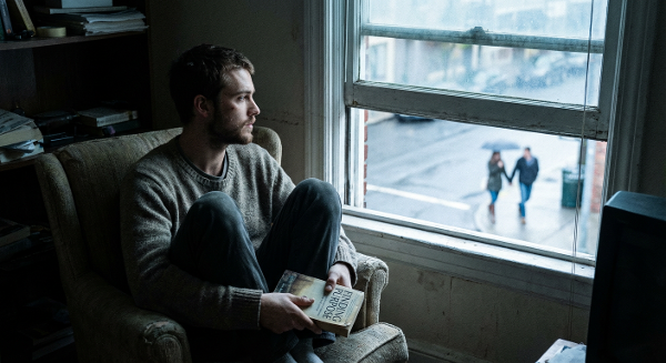 Молодой человек в состоянии апатии, размышляющий у окна на фоне утреннего света, символизирующий внутренние переживания и поиск выхода.